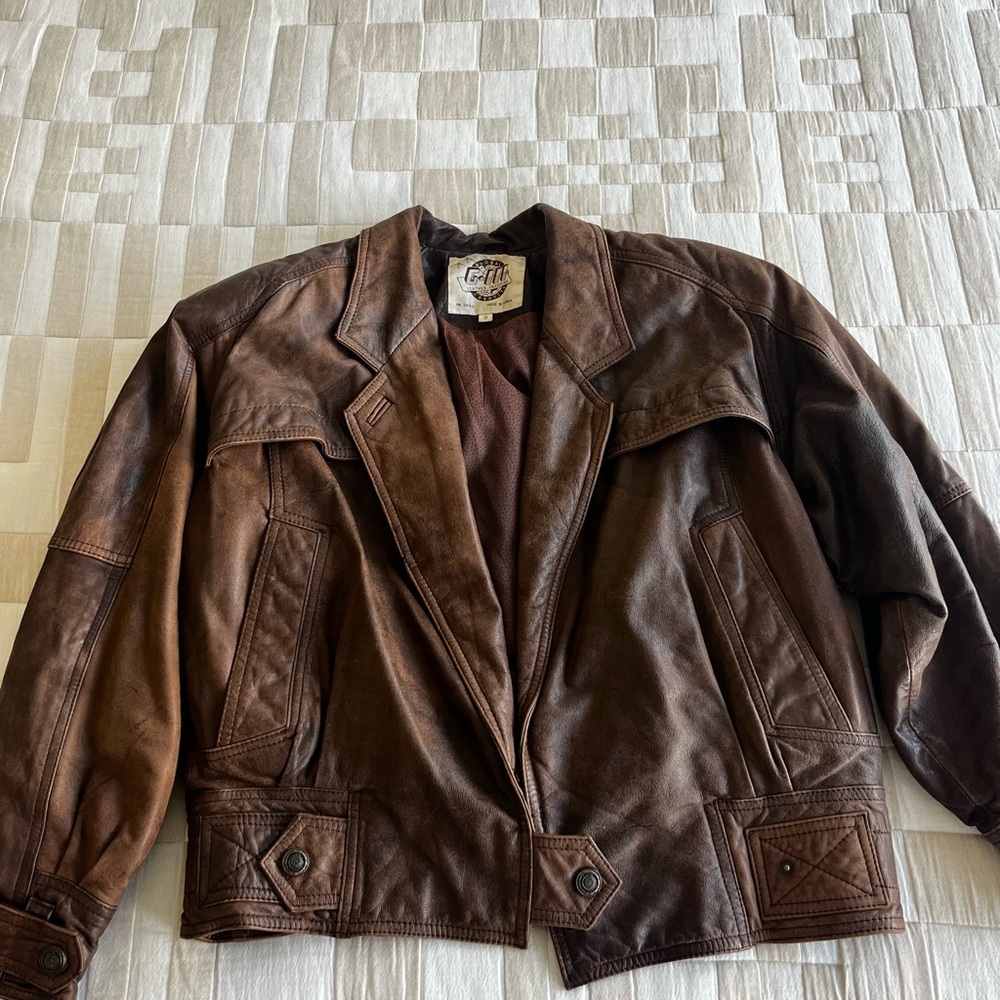 Vintage brown leather jacket. Size small, fits perfectly oversized